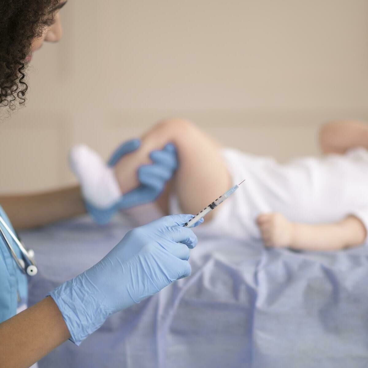 Imagem principal para o artigo Guia completo: Como Aliviar a Dor da Vacina na Perna do Bebê da Genuína Conexão